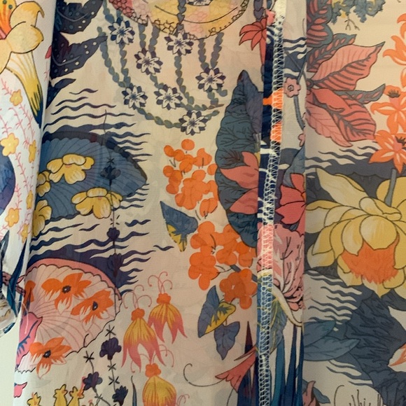 One size fits all silk-like throw with sleeves - Picture 2 of 2